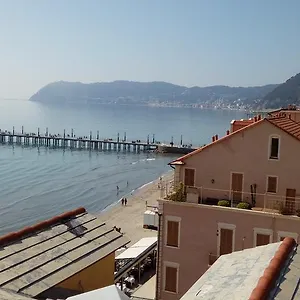 ca-del-mare.hotelitalianriviera.com/
