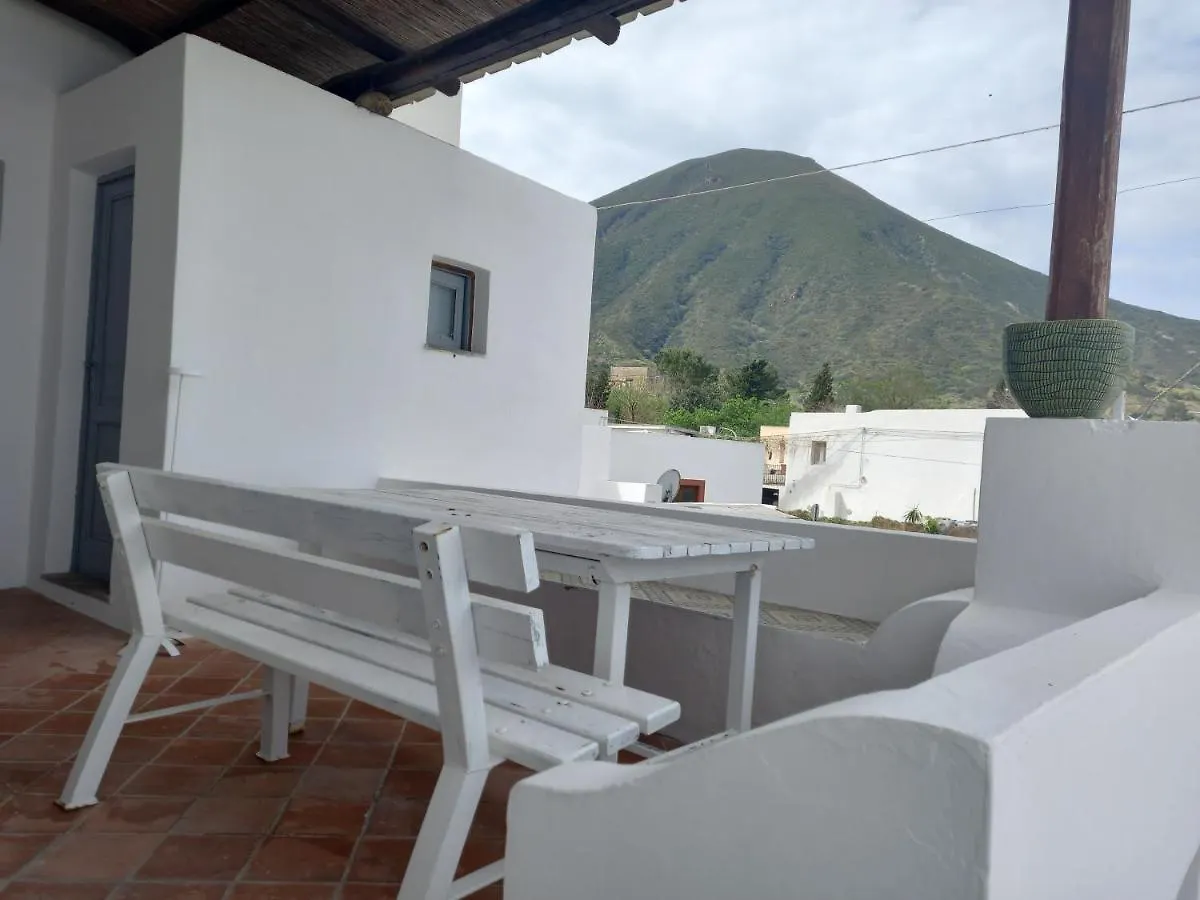 La Casa Di Zeffiro Bed & Breakfast Malfa  Italy
